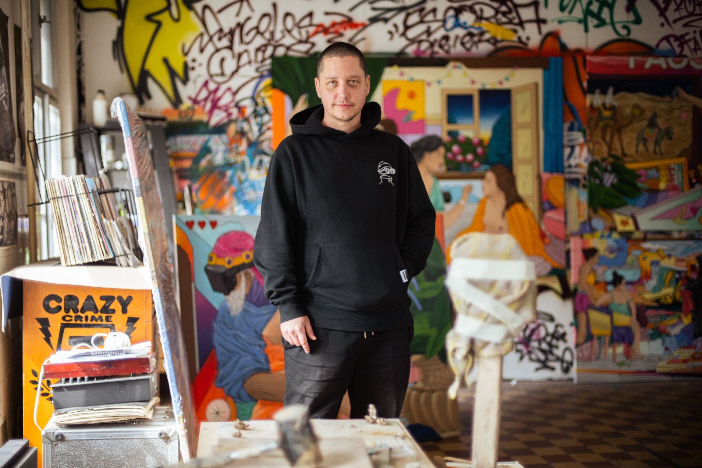 Graffiti-Künstler Pauser vor seinen Bildern