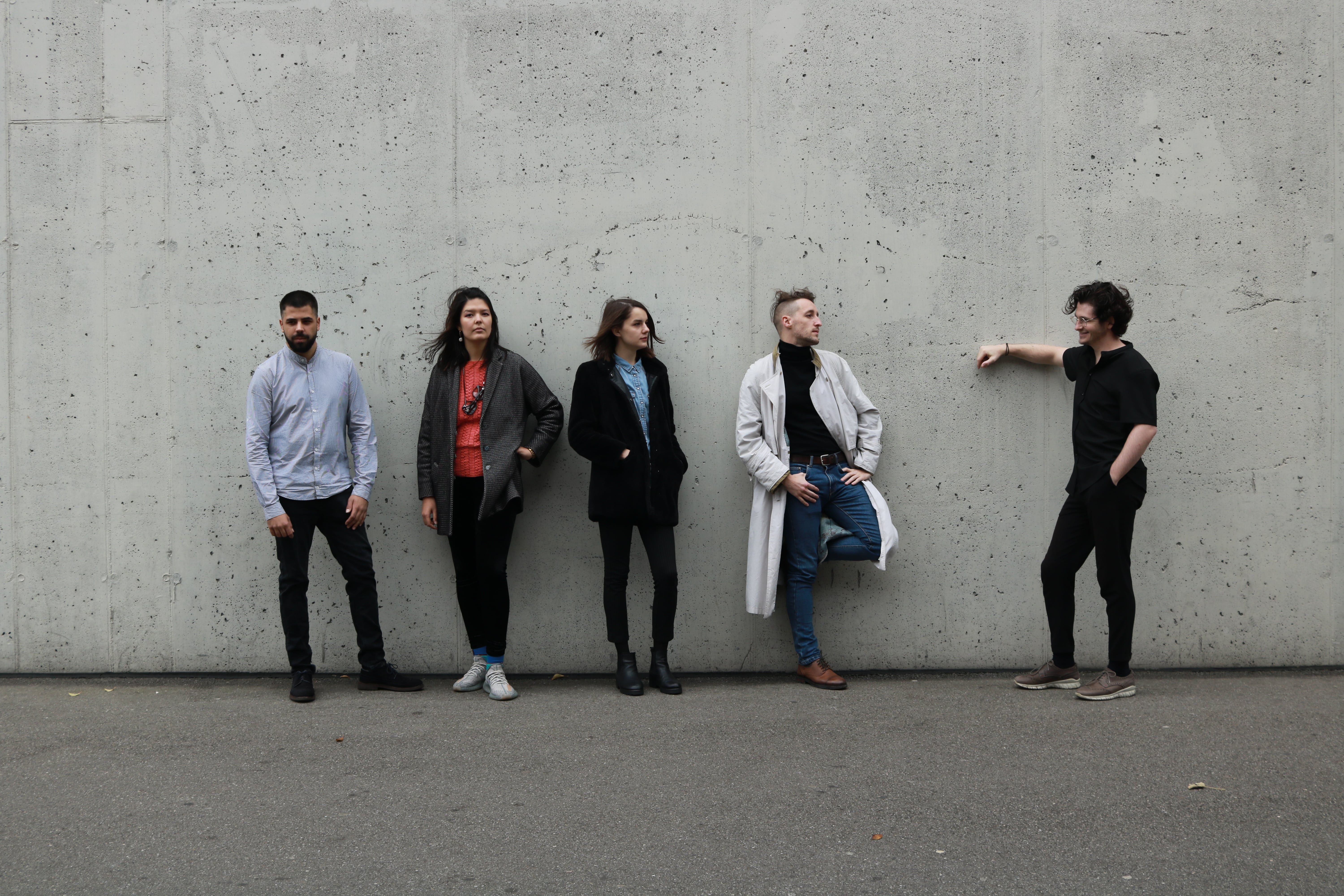 5 personen an einer betonwand, tactus ensemble