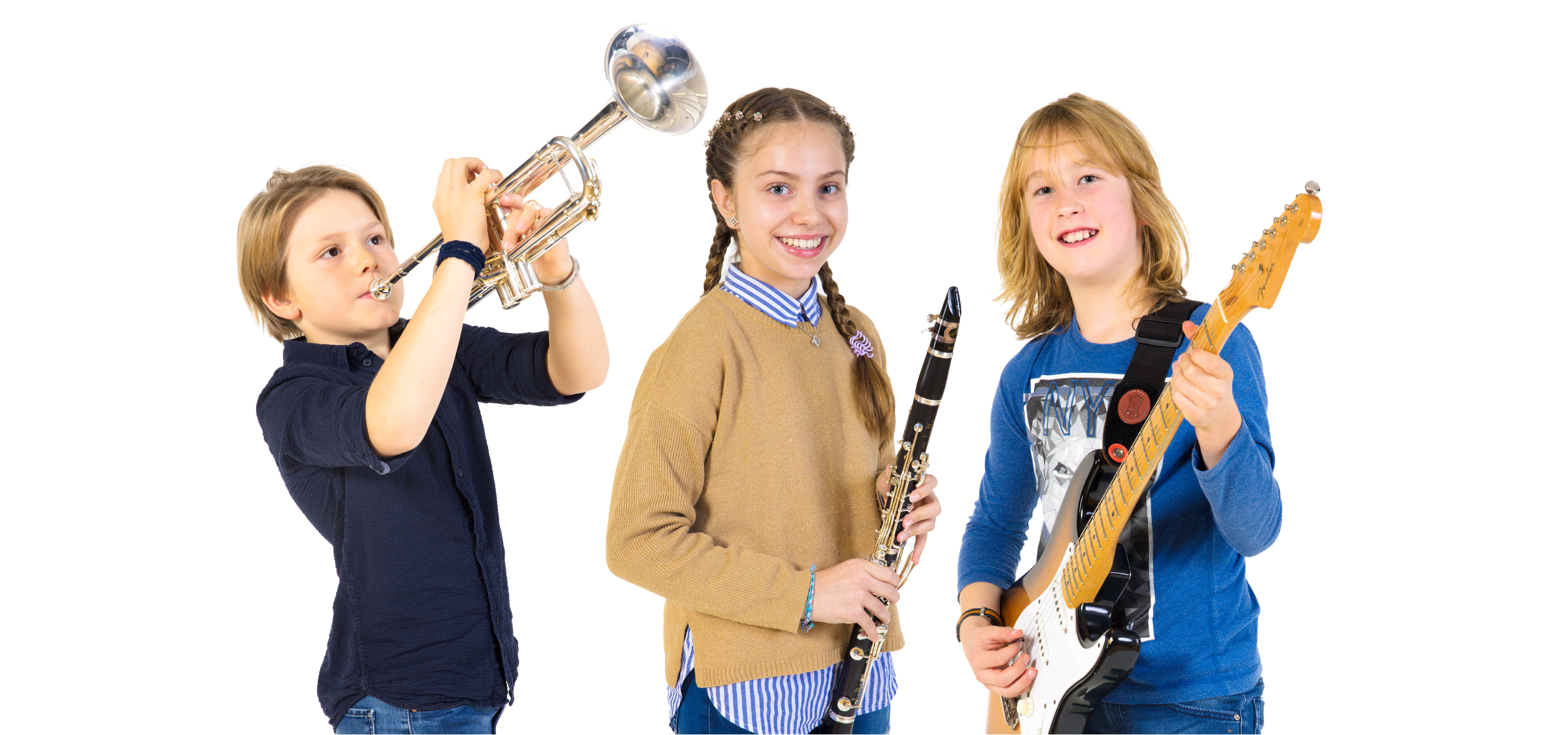 Zwei Jungen und ein Mädchen im Kinderalter. Sie spielen oder halten jeweils ein Instrument. E-Giterre, Oboe und Trompete.