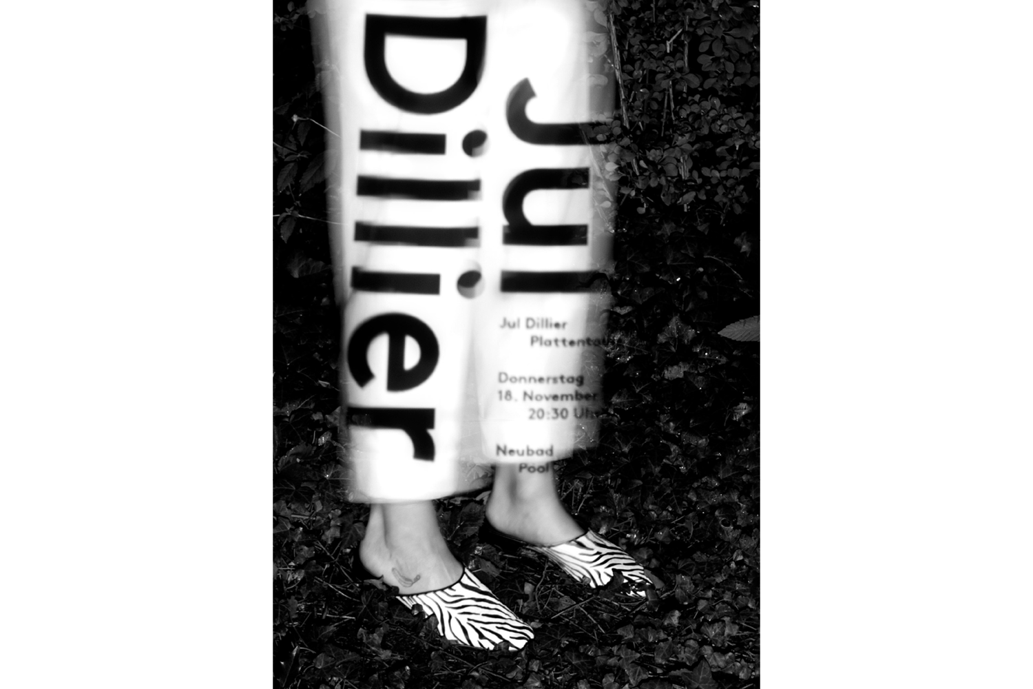 Zwei Beine stehen im Laub, in weisser Hose. Darauf ist der Name Jul Dillier zu lesen.