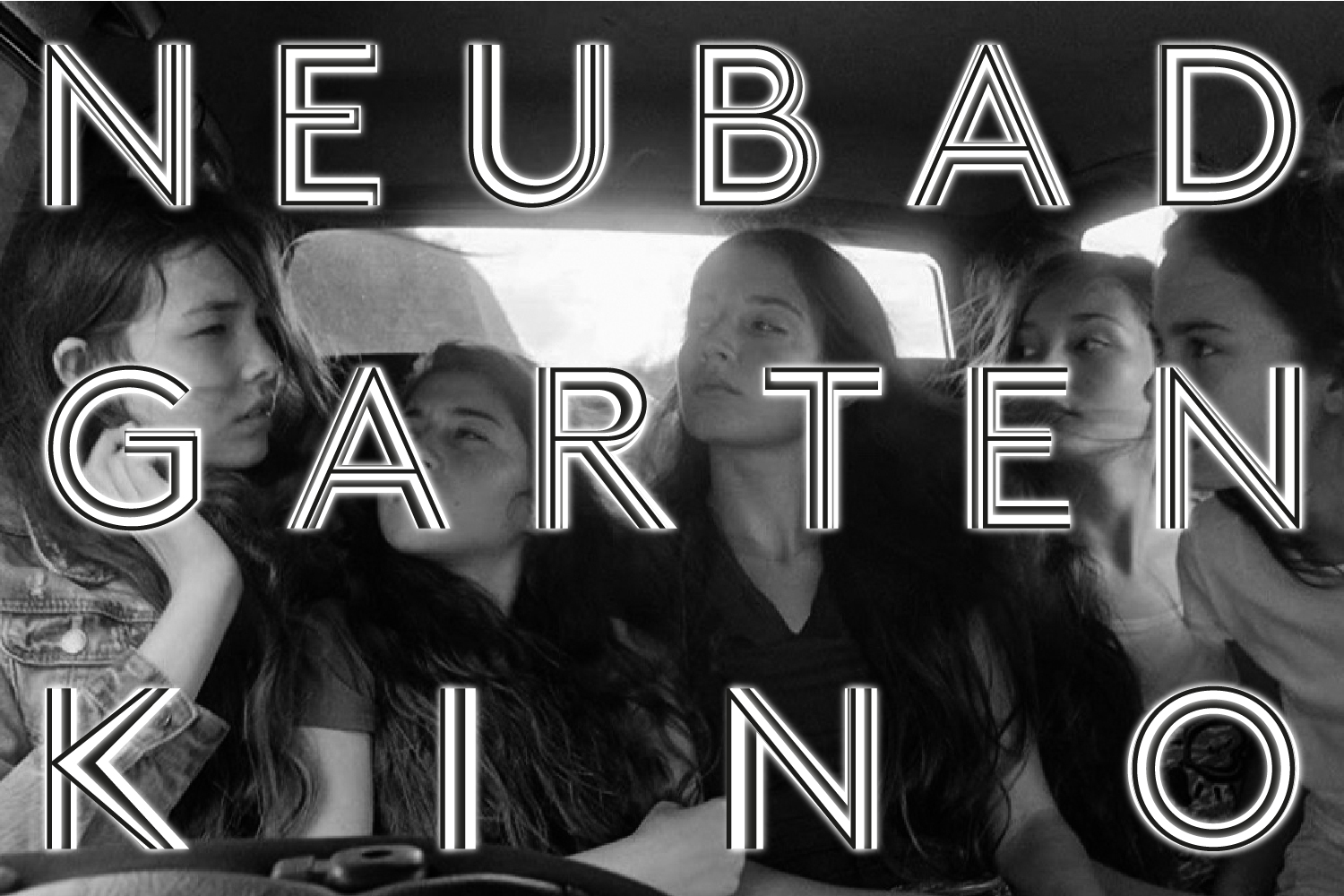 Schriftzug Neubad Gartenkino über Filmplakat. 5 junge Frauen auf der Rückbank eines Autos, schwarzweiss