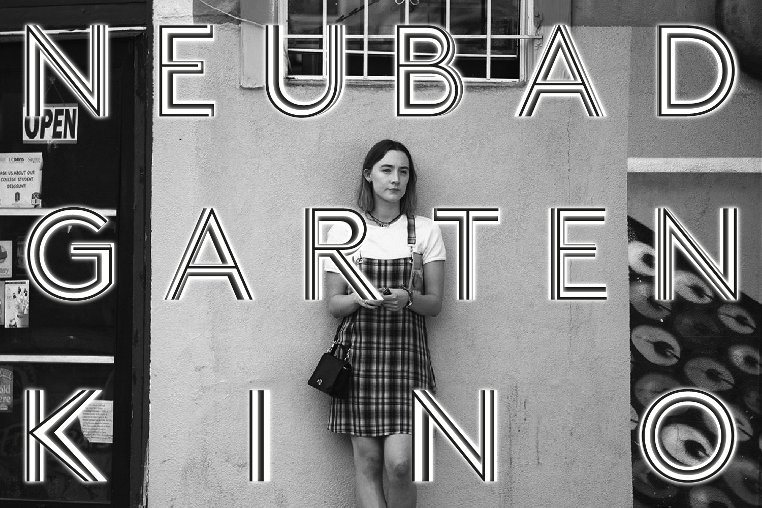 Schriftzug Neubad Gartenkino über Filmplakat. Eine Junge Frau im karierten Kleid lehnt sich an eine Wand an.