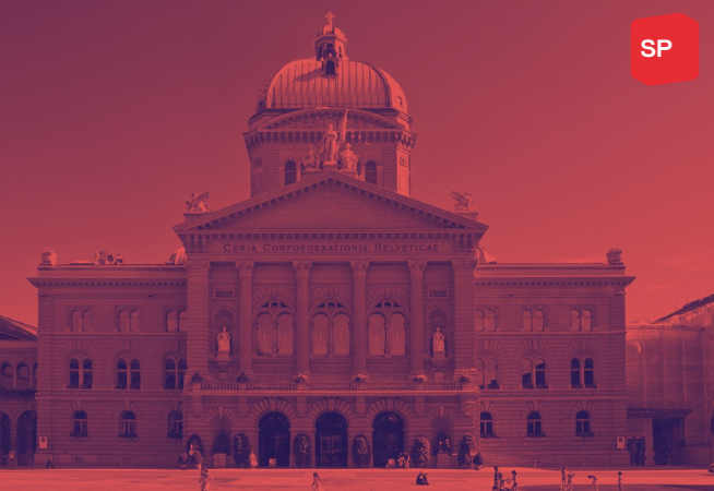 Das Bundeshaus in Bern vom Bundesplatz her fotografiert. Das Bild ist rot eingefärbt und oben rechts ist ein SP-Logo.