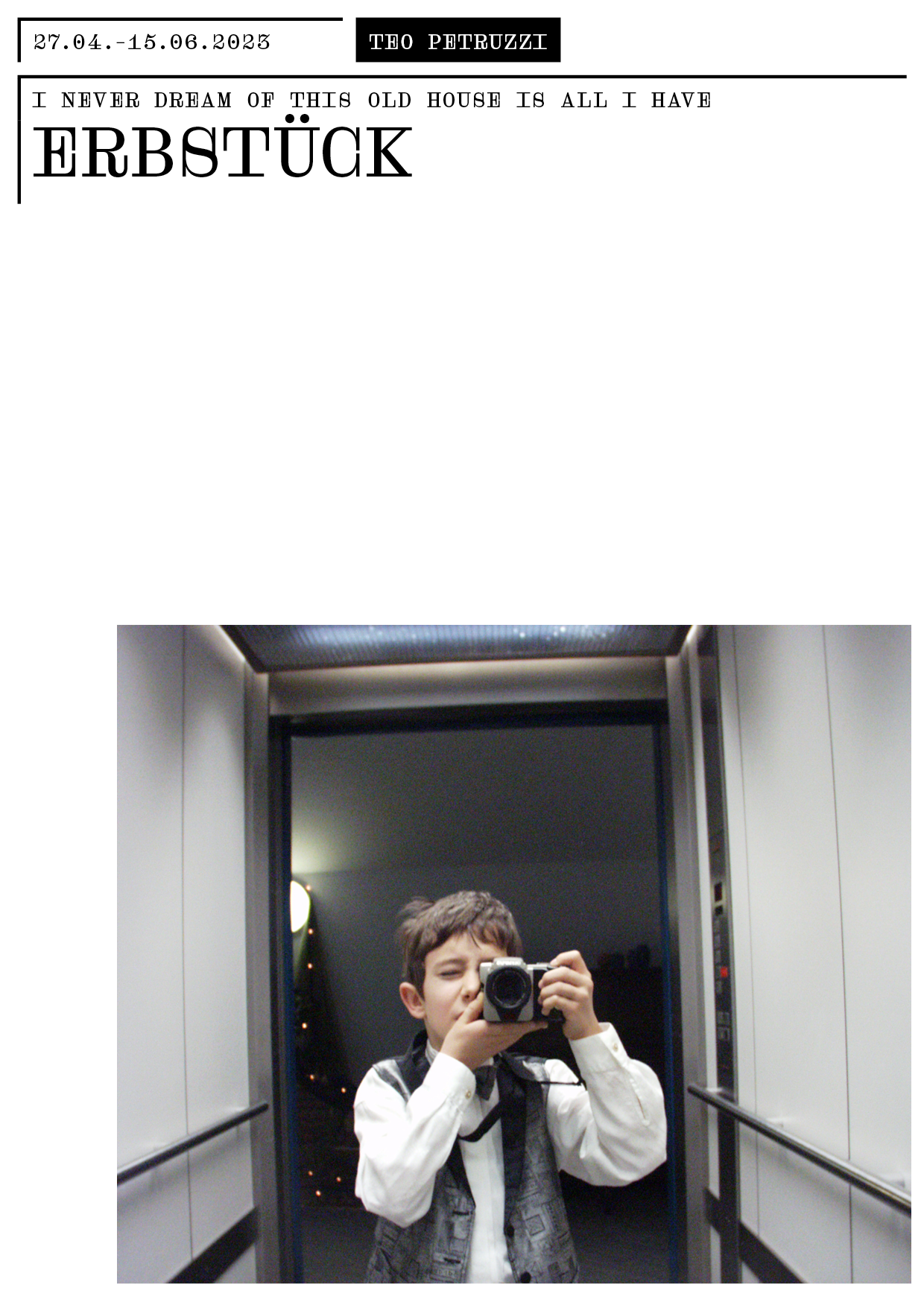 Foto eines Kindes, das im Fahrstuhl ein selbstportrait über den Spiegel schiesst.