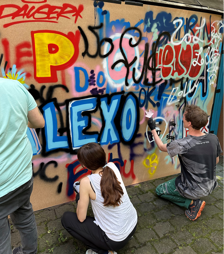 Wir probierten uns an einer Kartonwand an der Neubar aus. Haben verschiedene Buchstaben gezeichnet und ausgefüllt und konnten uns richtig austoben.