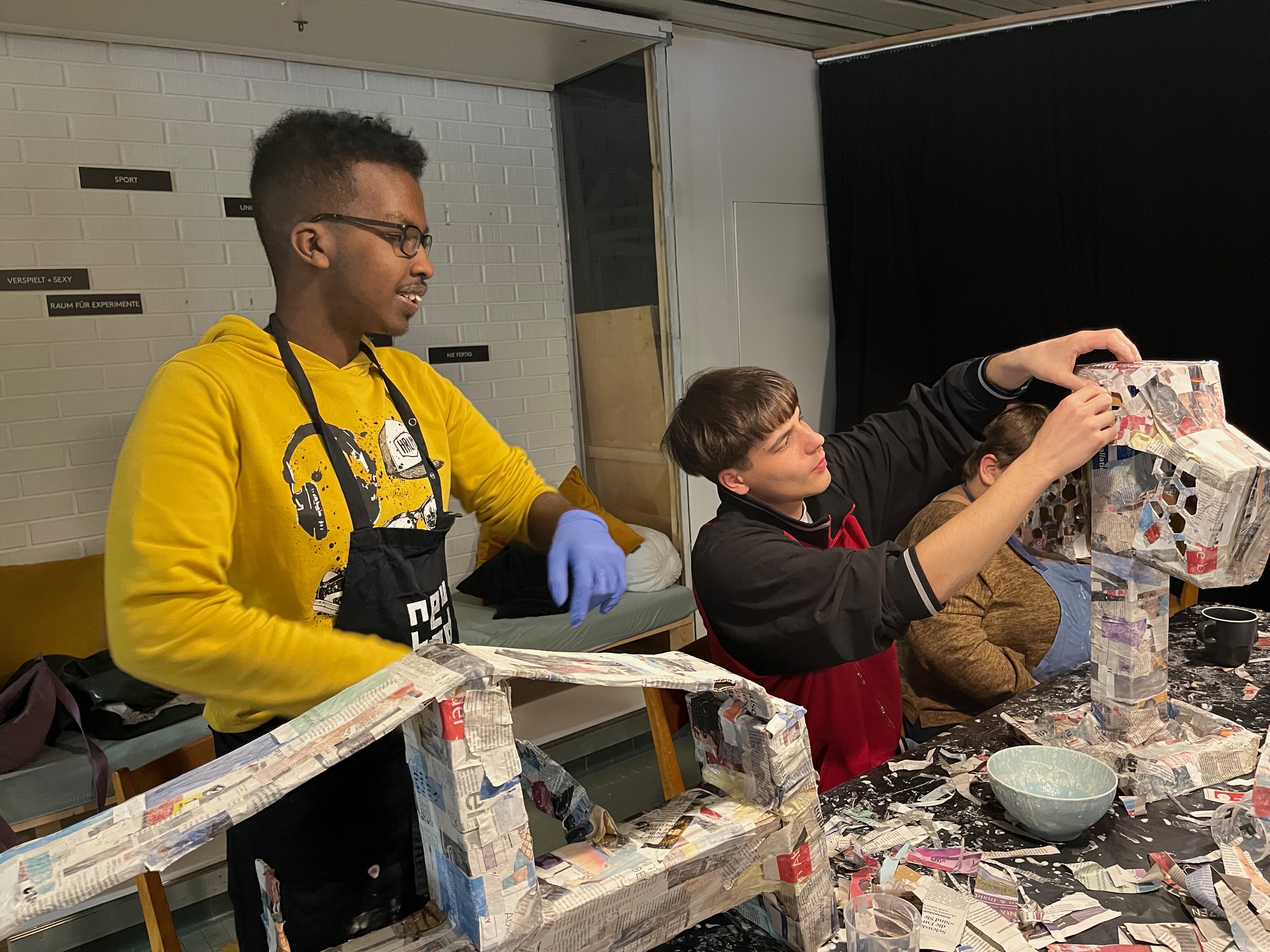 Isse und Leo mit den fertigen Gekleisterten Kunstwerken