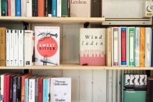 Ein Buchregal in der Bücherhalle.