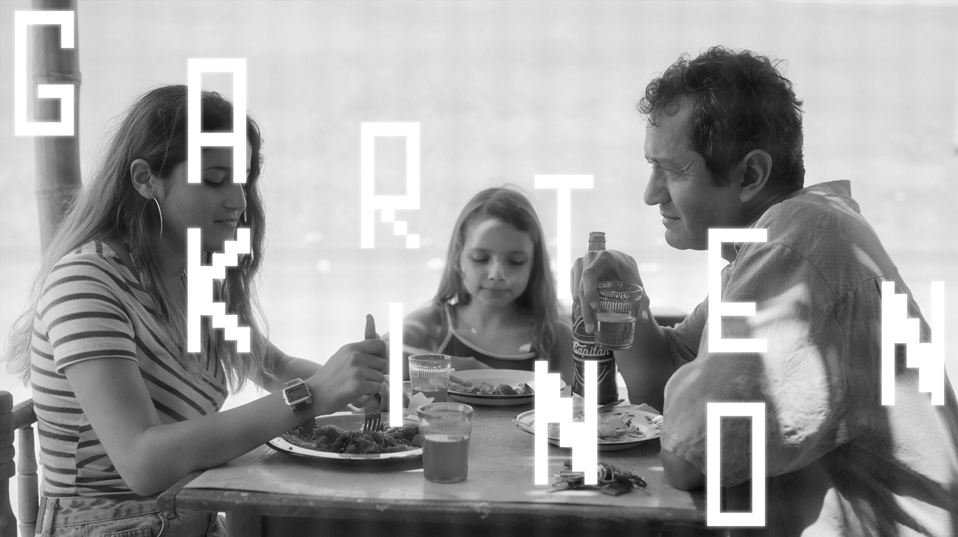 Filmstill in Schwarzweiss mit der Schrift "Gartenkino".