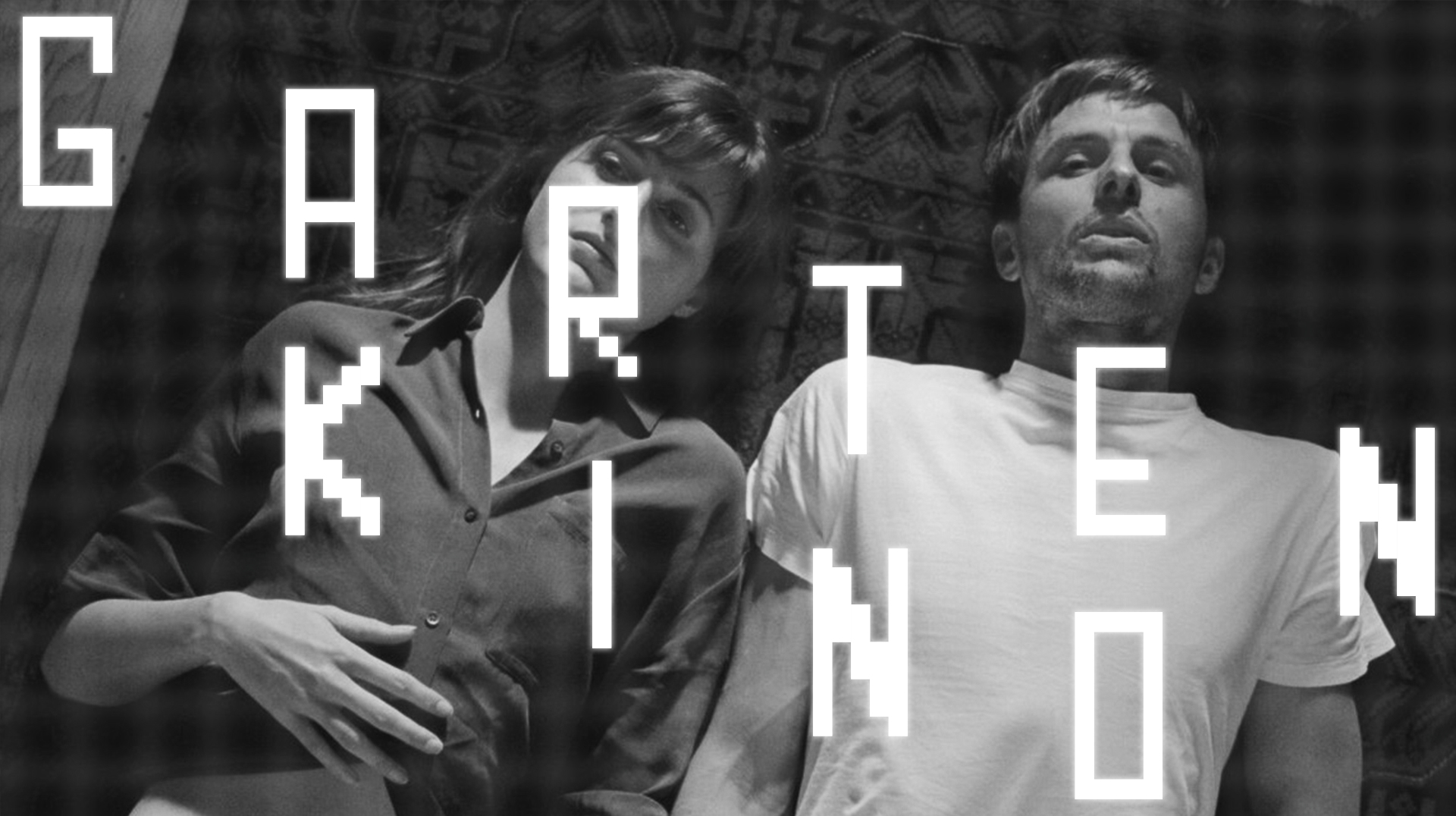 Schwarzweisser Filmstill mit der Aufschrift «Gartenkino» aufgelegt.
