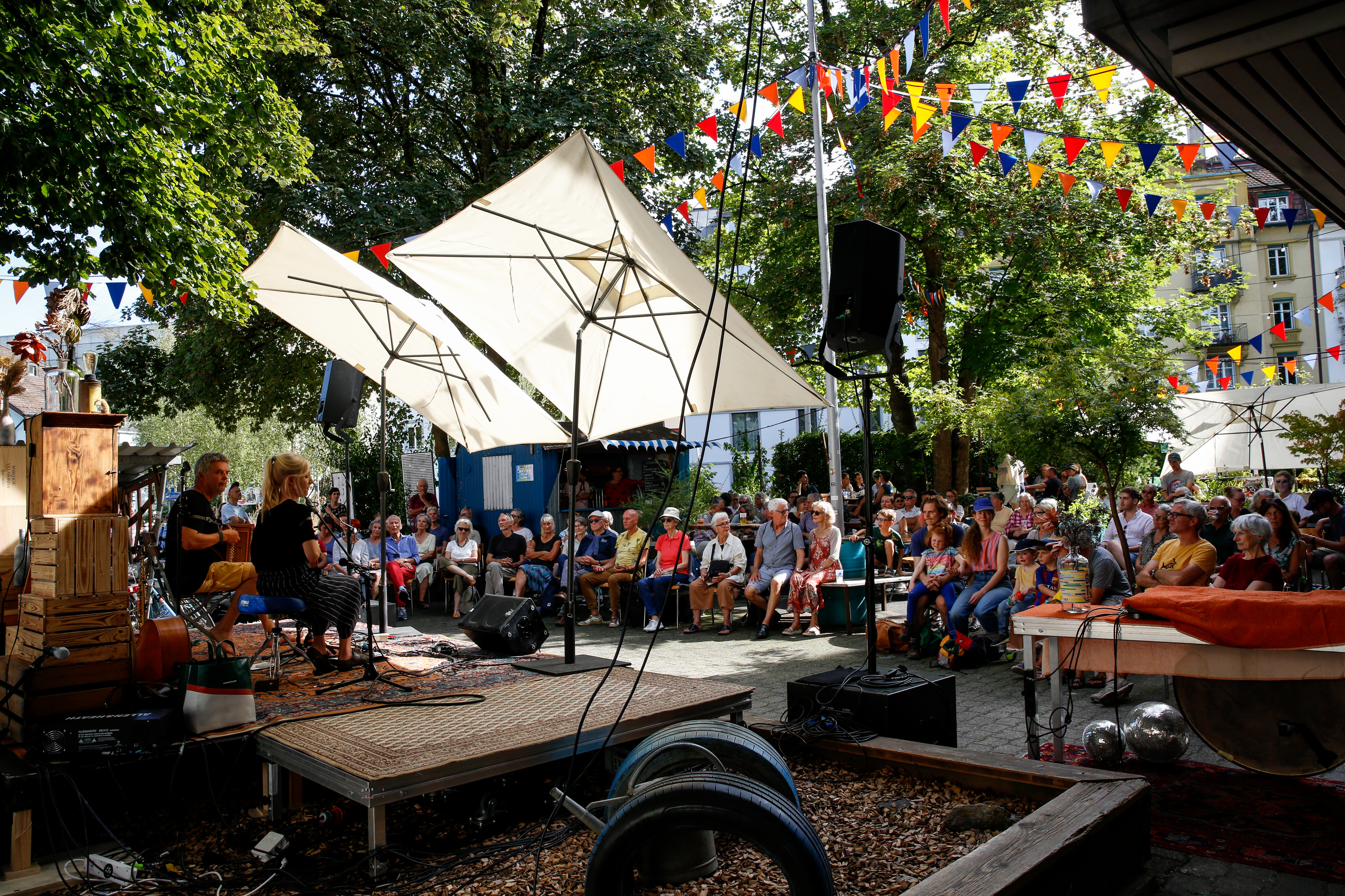 Konzert mit jungem und älterem Publikum auf dem Neubad Vorplatz.