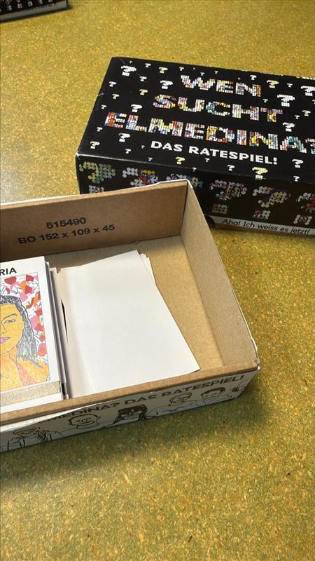 Auf dem Bild sieht man die zweite Version, wie die Verpackung für uns aussehen könnte.
