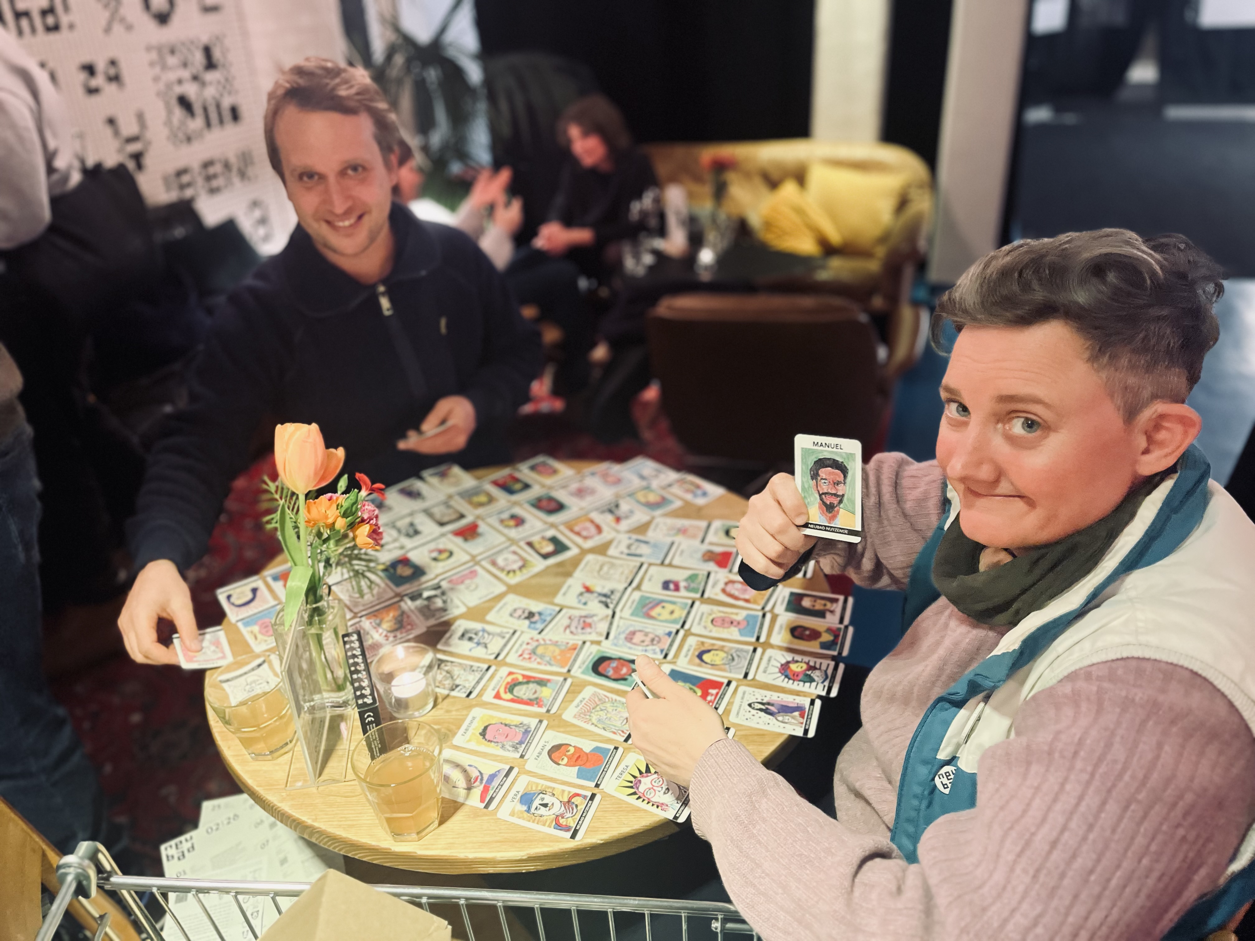 Auf dem Bild sind Laurin und Nathalie zu sehen. Sie spielen gemeinsam und Nathalie hält ein Portrait in die Luft.