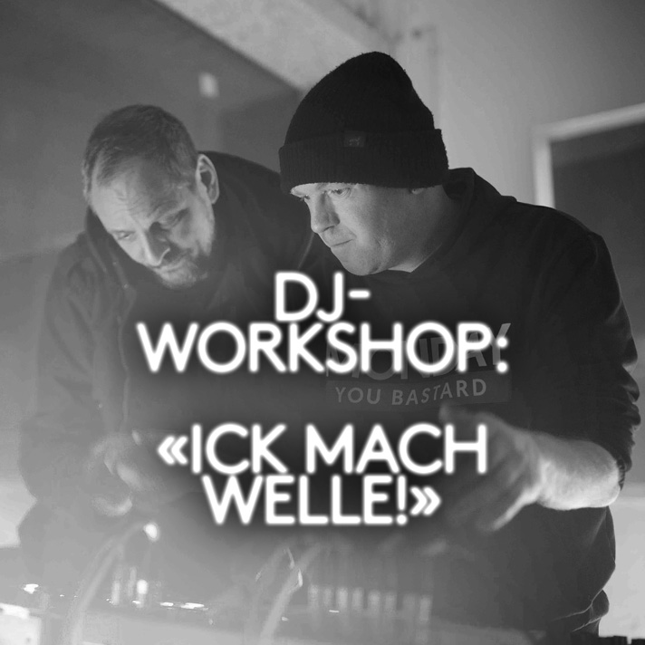 schwarzweissbild: Zwei Männer hinterm DJ Pult