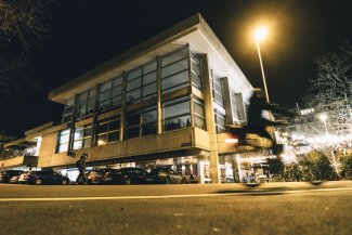 Auf dem Bild sieht man das Neubad von aussen bei Nacht