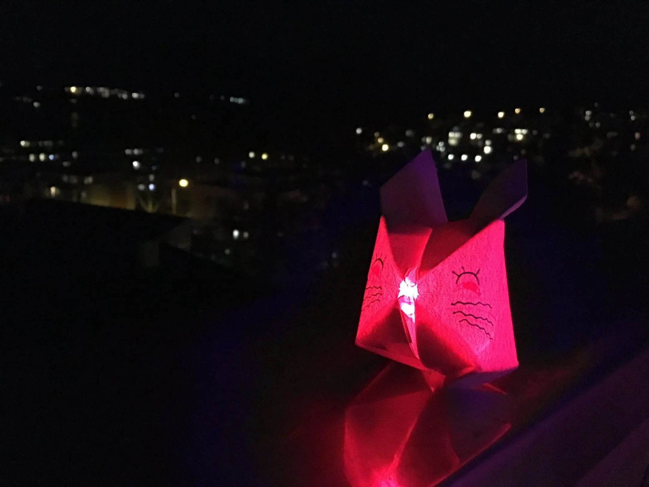 Ein Origami-Lampion mit LED