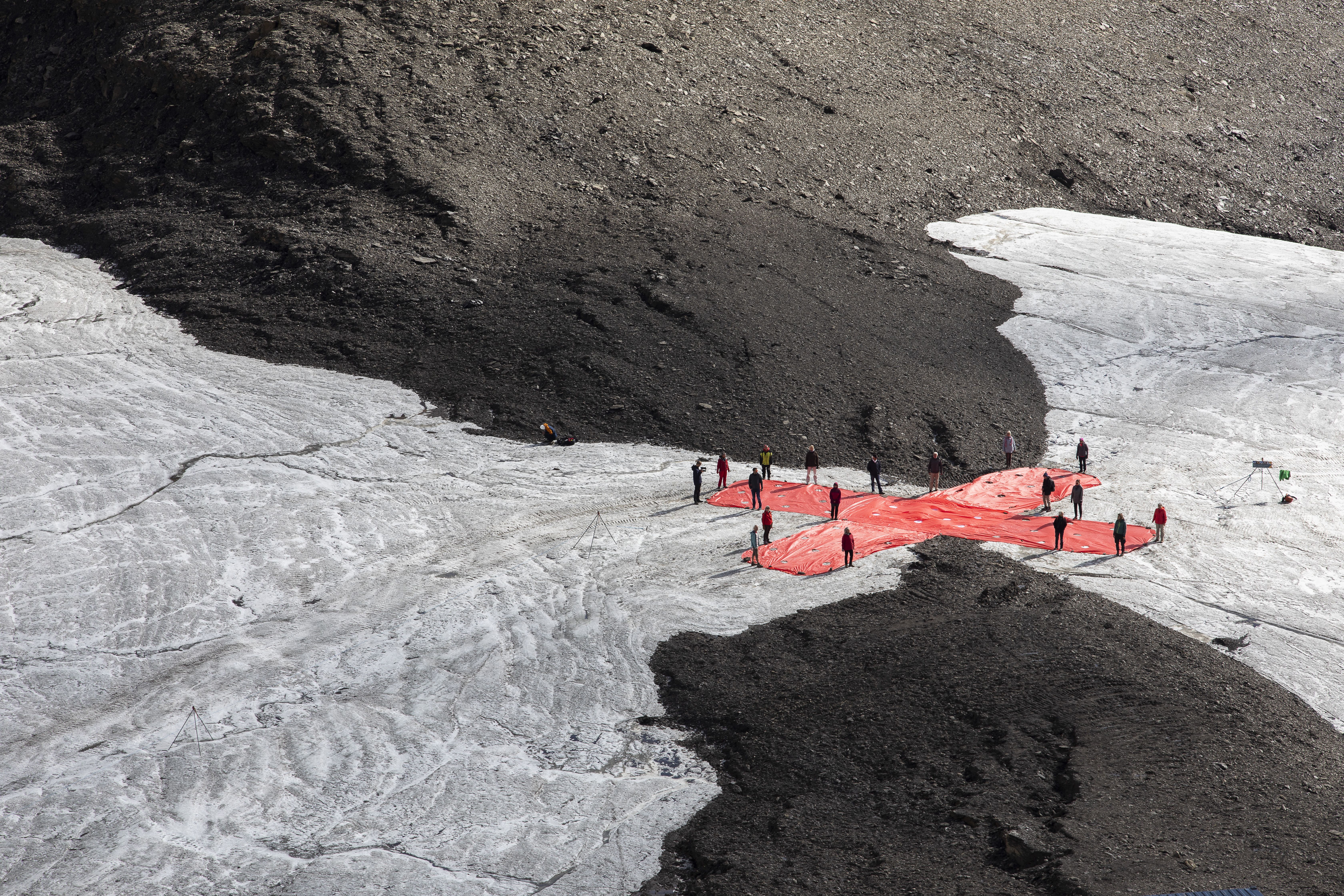 Bild mit schmelzenden Gletscher und roter Schweiz Fahne
