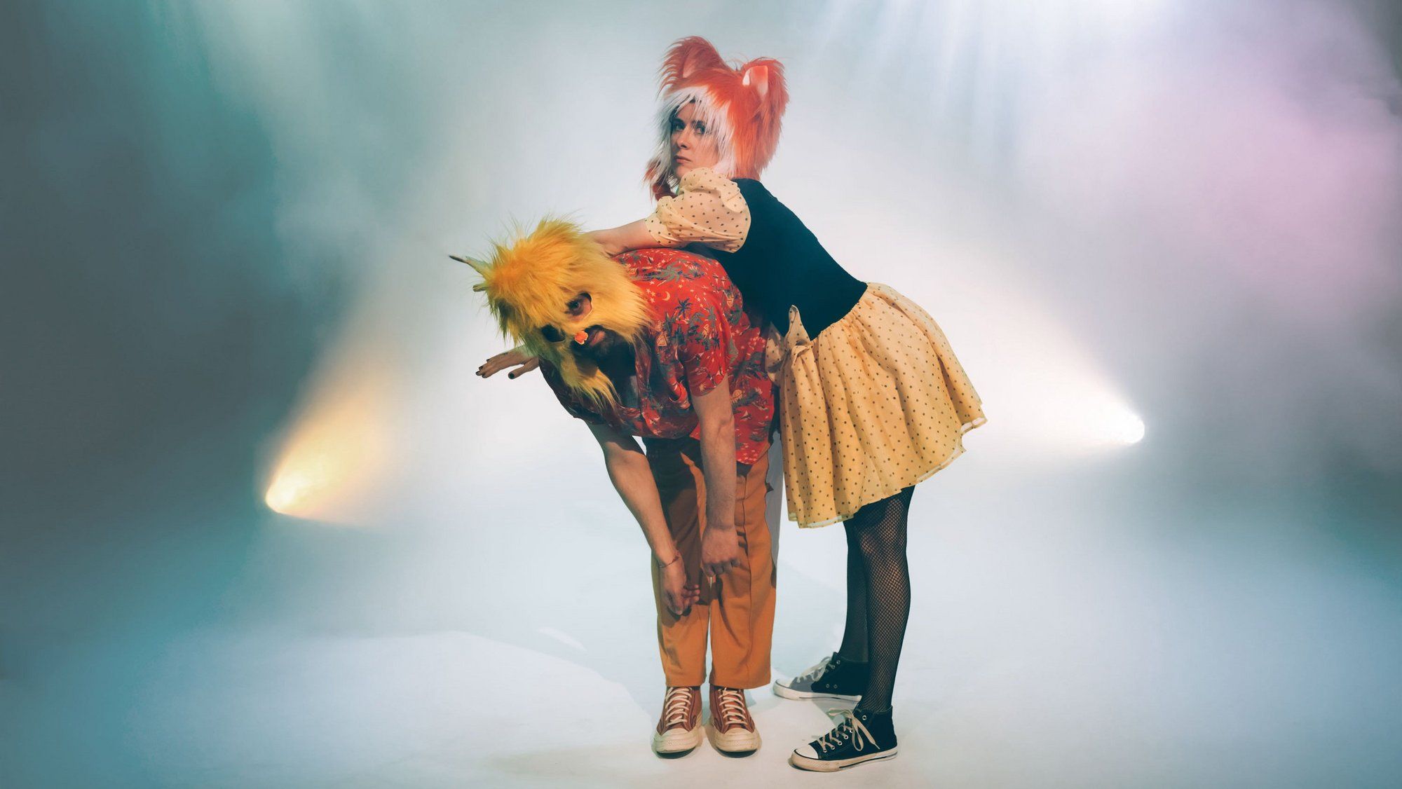 zwei Leute und ein bunter hintergrund, sie haben tiermasken auf.