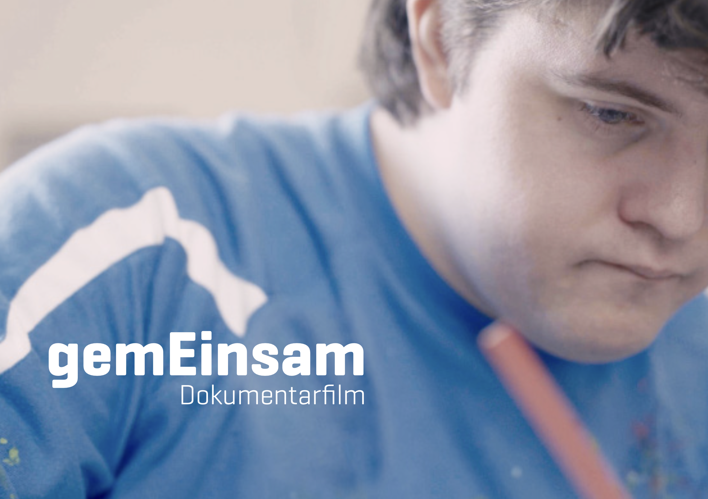 Mann mit Downsyndrom und blauem Hemd. 