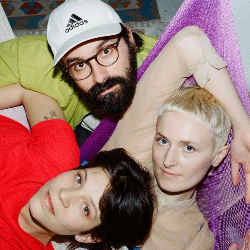 drei Menschen auf einem Haufen