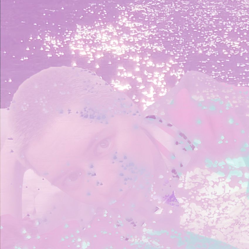 ein sehr verfremdetes Bild in hellrosa und türkis von einer Person, die vor einem See seitlich liegt.