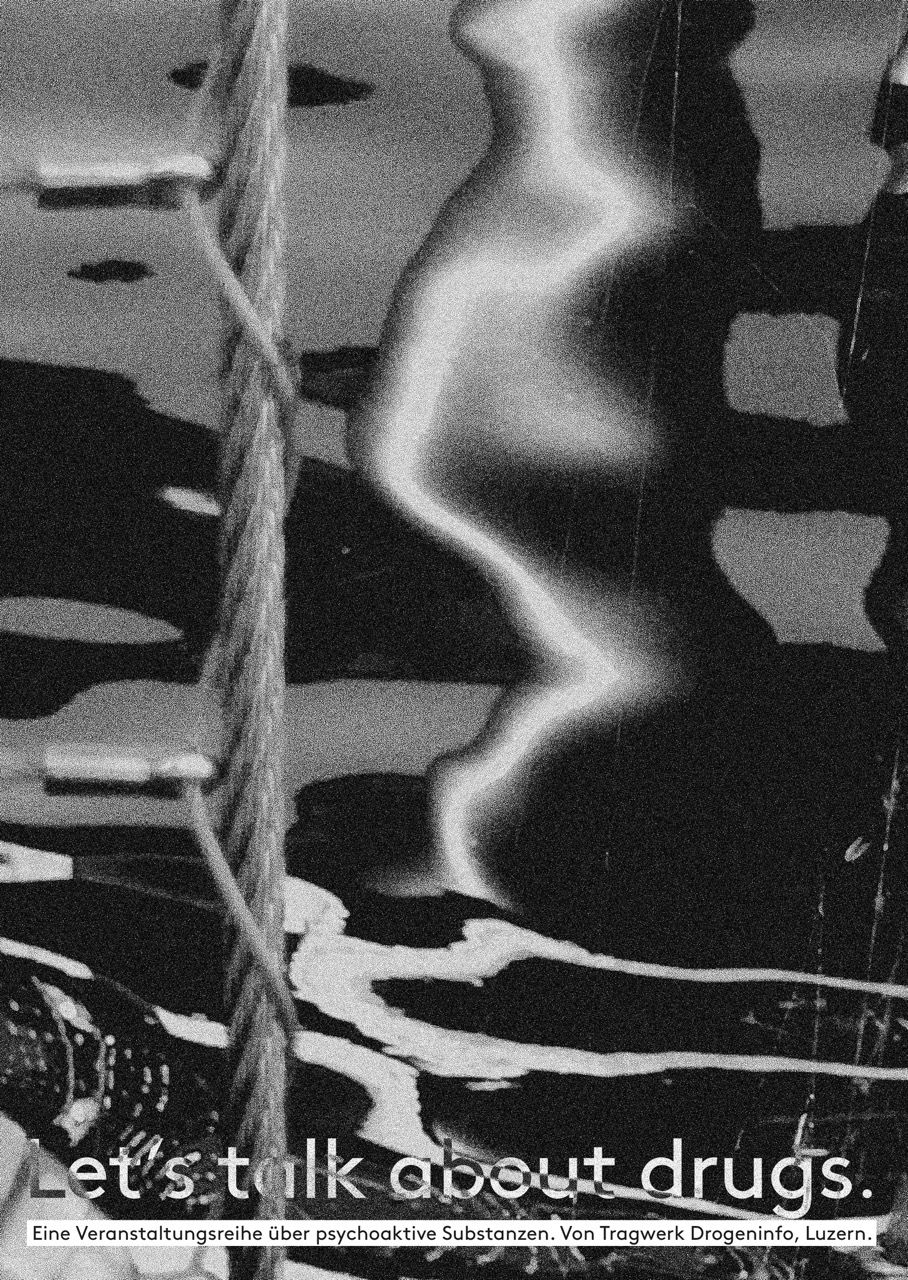 Schwarzweissfotografie von einer Kordel und einer Wasserefklektion oder andere Schlieren.