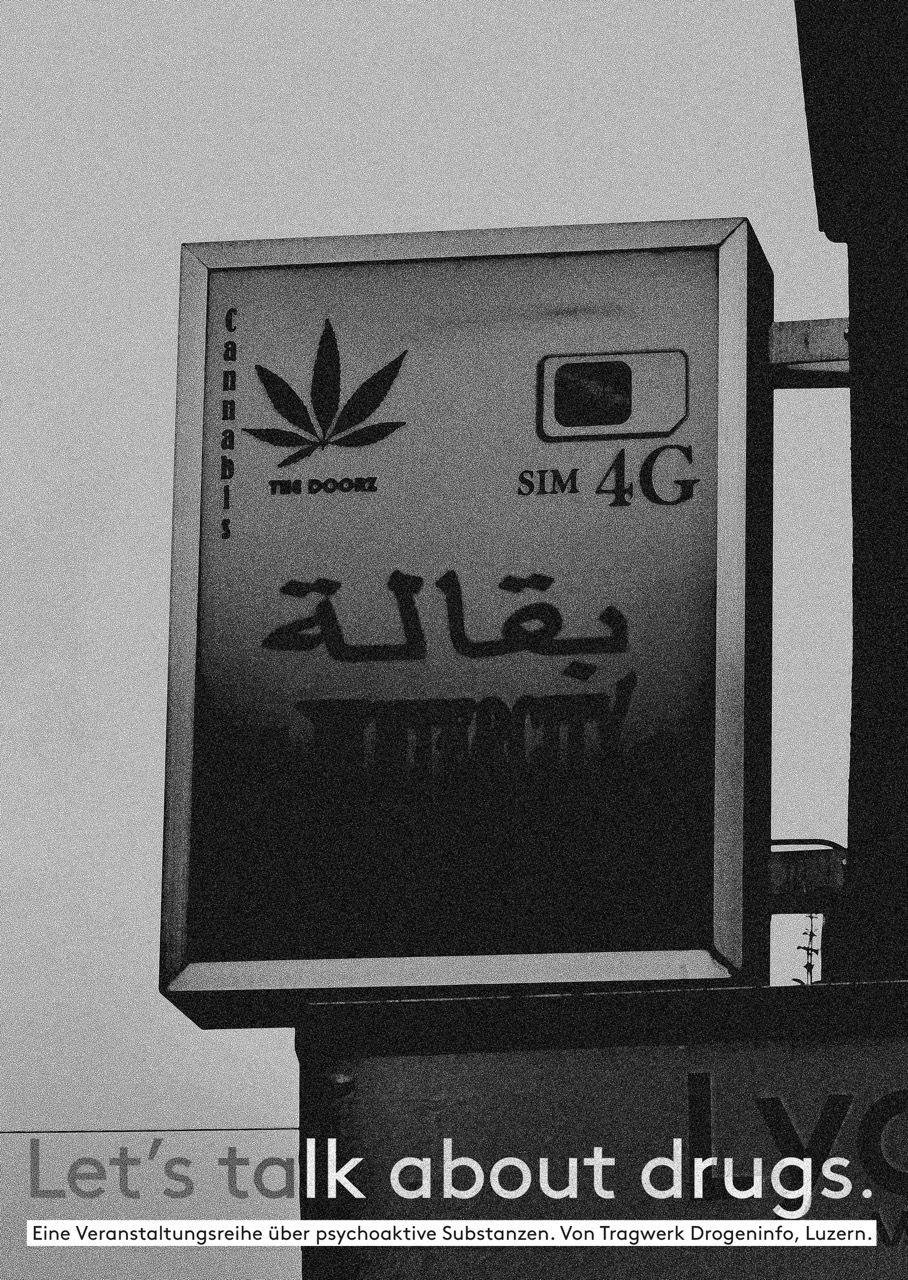 Ein Apothekenschild in schwarzweiss