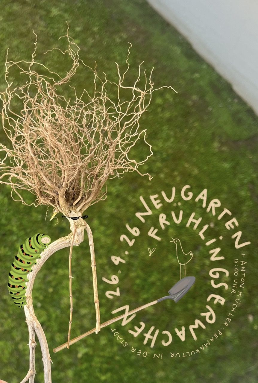 Eine Kollage aus einem Wurzelstrunk. Der Strunk wurde zu einem Männchen umgestaltet mit einer grossen, grünen Raupe auf dem Rücken.