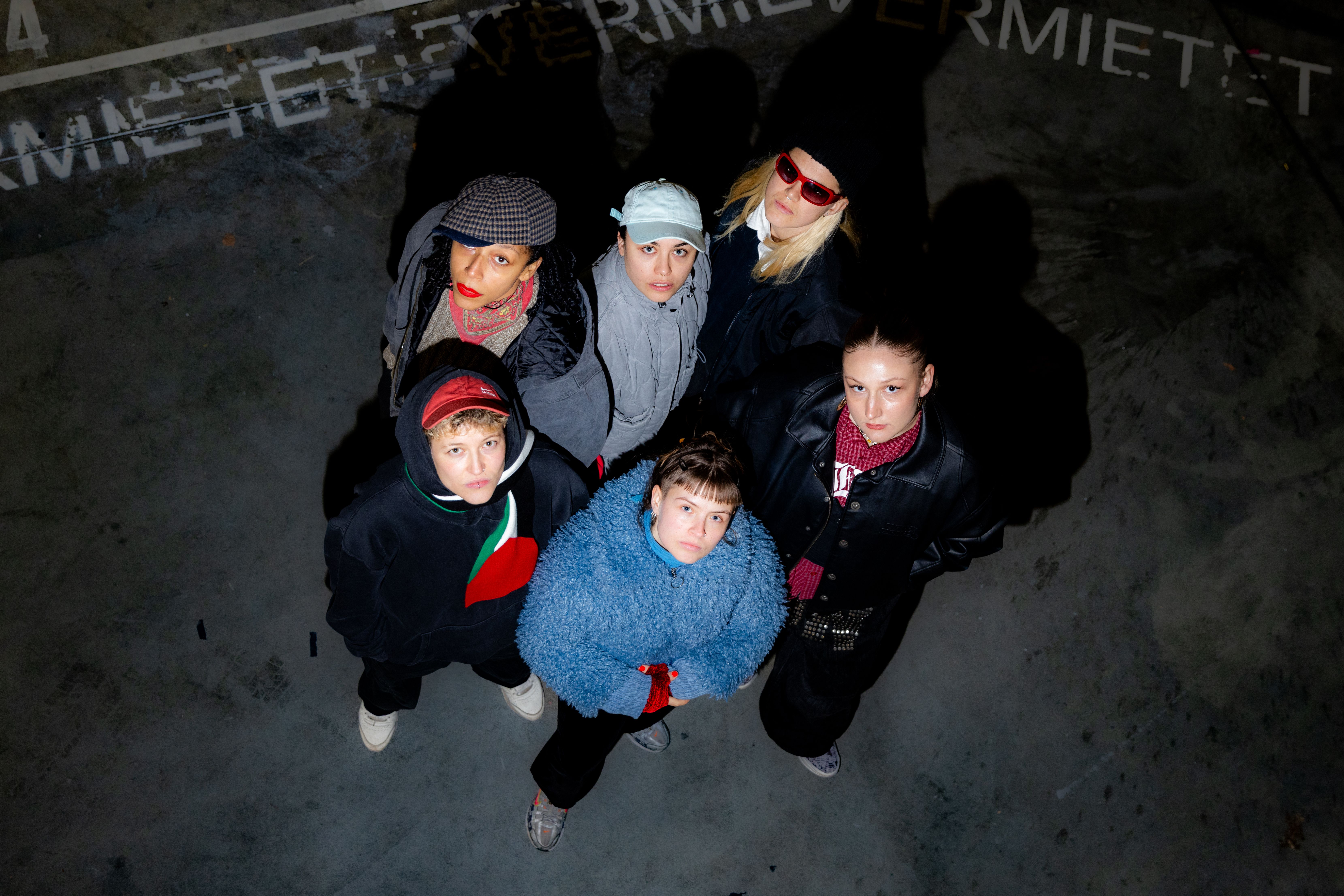 fünf Personen von oben Fotografiert
