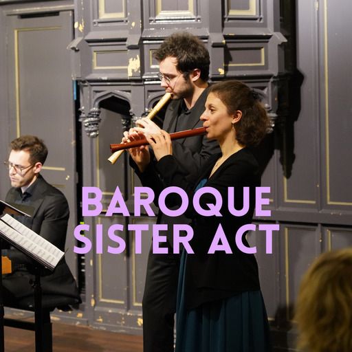 Zwei Flötenspieler und ein Mann am Bildrand, sitzend. Der Hintergrund ist eine graue Holzvertäfelung. Im Vordergrund ist der Schriftzug: Baroque Sister Act