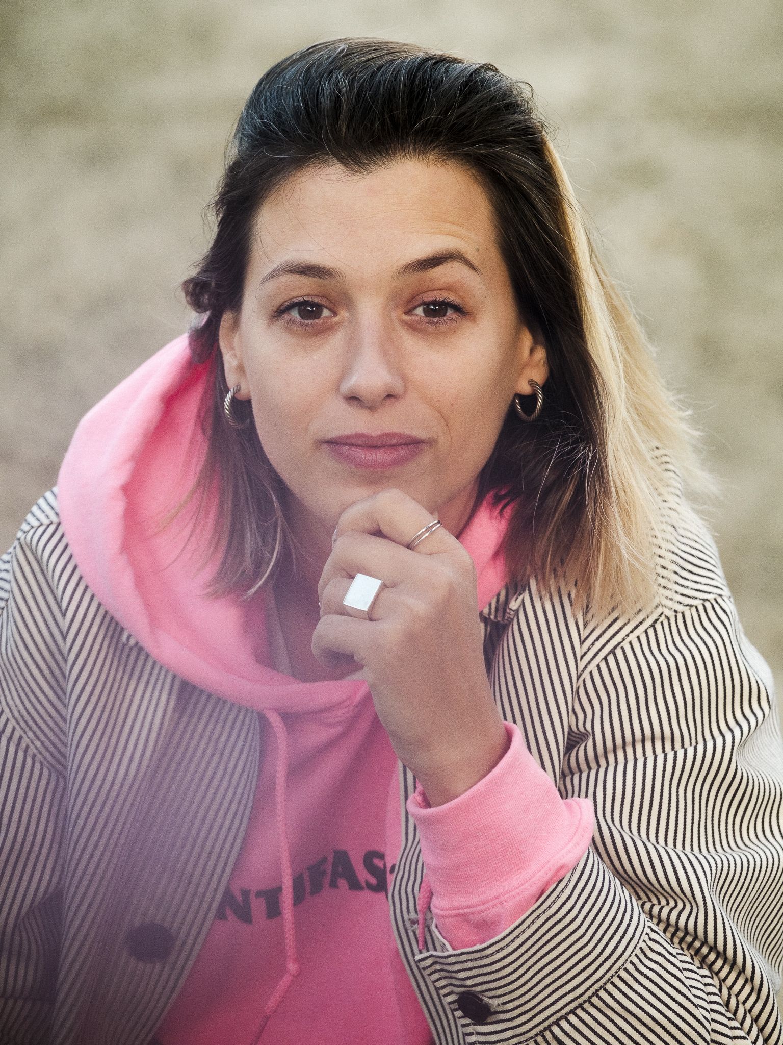 Lisa Christ in einem pink farbenen Pullover
