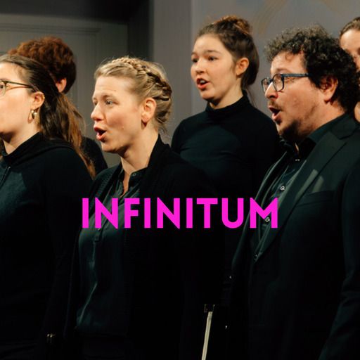 Eine Gruppe Sänger*innen in Schwarz gekleidet. Im Vordergrund der pinke Schriftzug "infinitum"