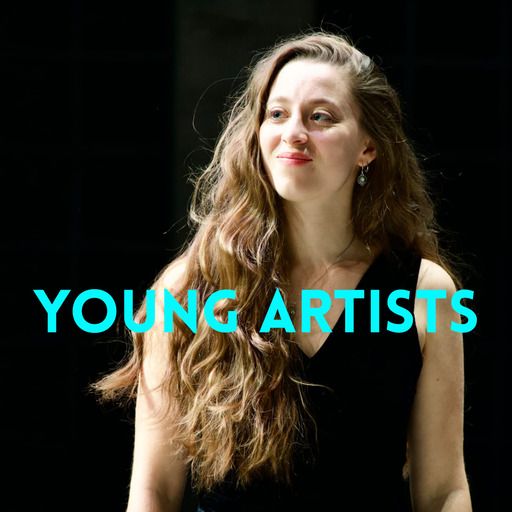 Eine Frau mit langem braunen Haar und einem schwarzen Oberteil vor einem schwarzen Hintergrund. Im Vordergrund der Schriftzug "Young Artists"