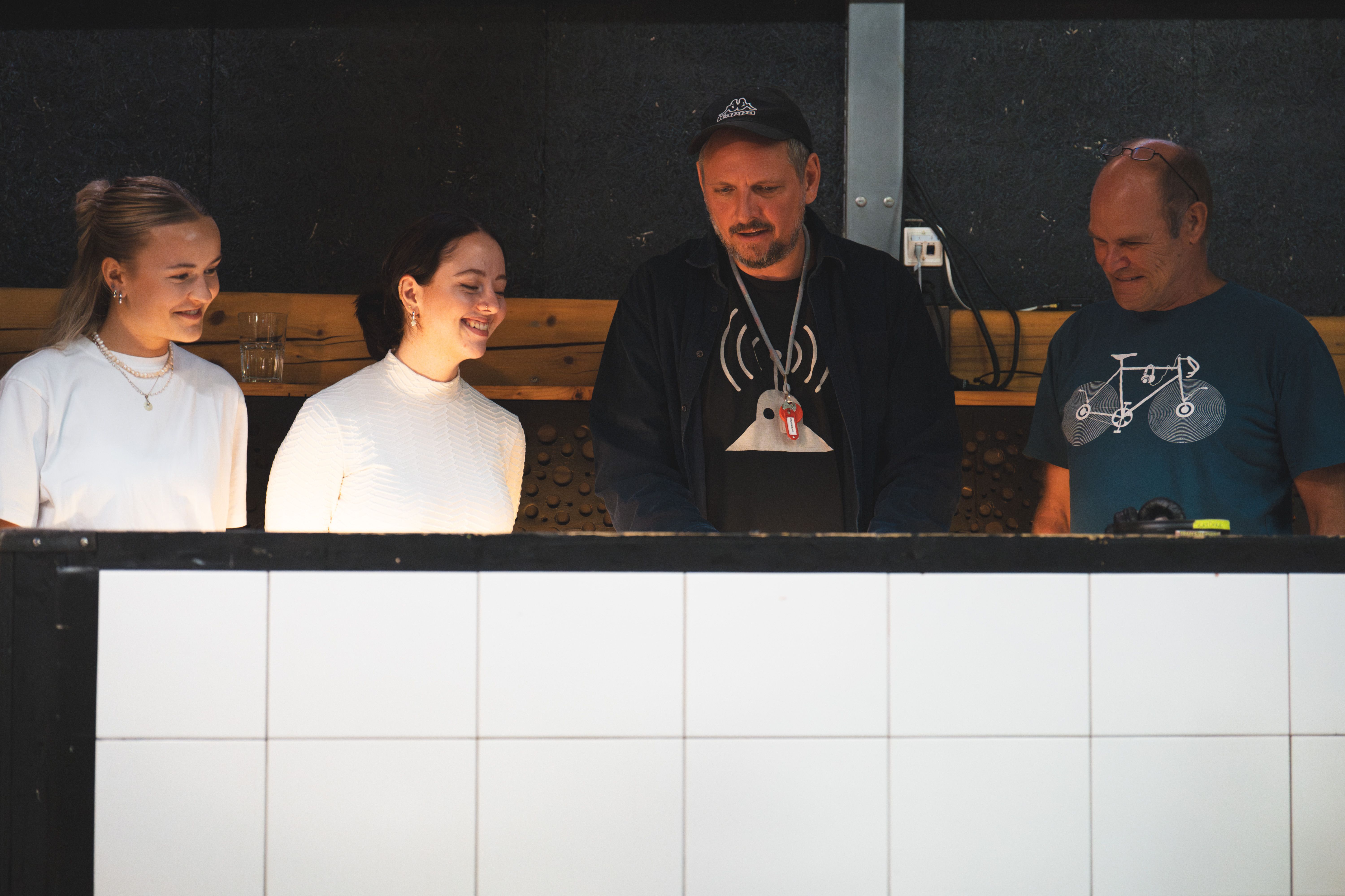 4 Personen die gemeinsam am Dj-Pult lernen