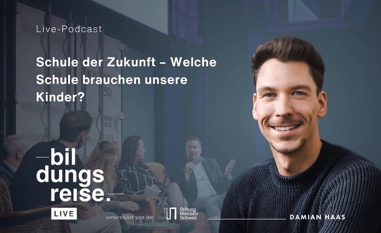 Ein Mann mit Schnauzer und braunen Haaren und dunklem Pullover und im Hintergrund Personen, die auf einem Podium diskutieren.