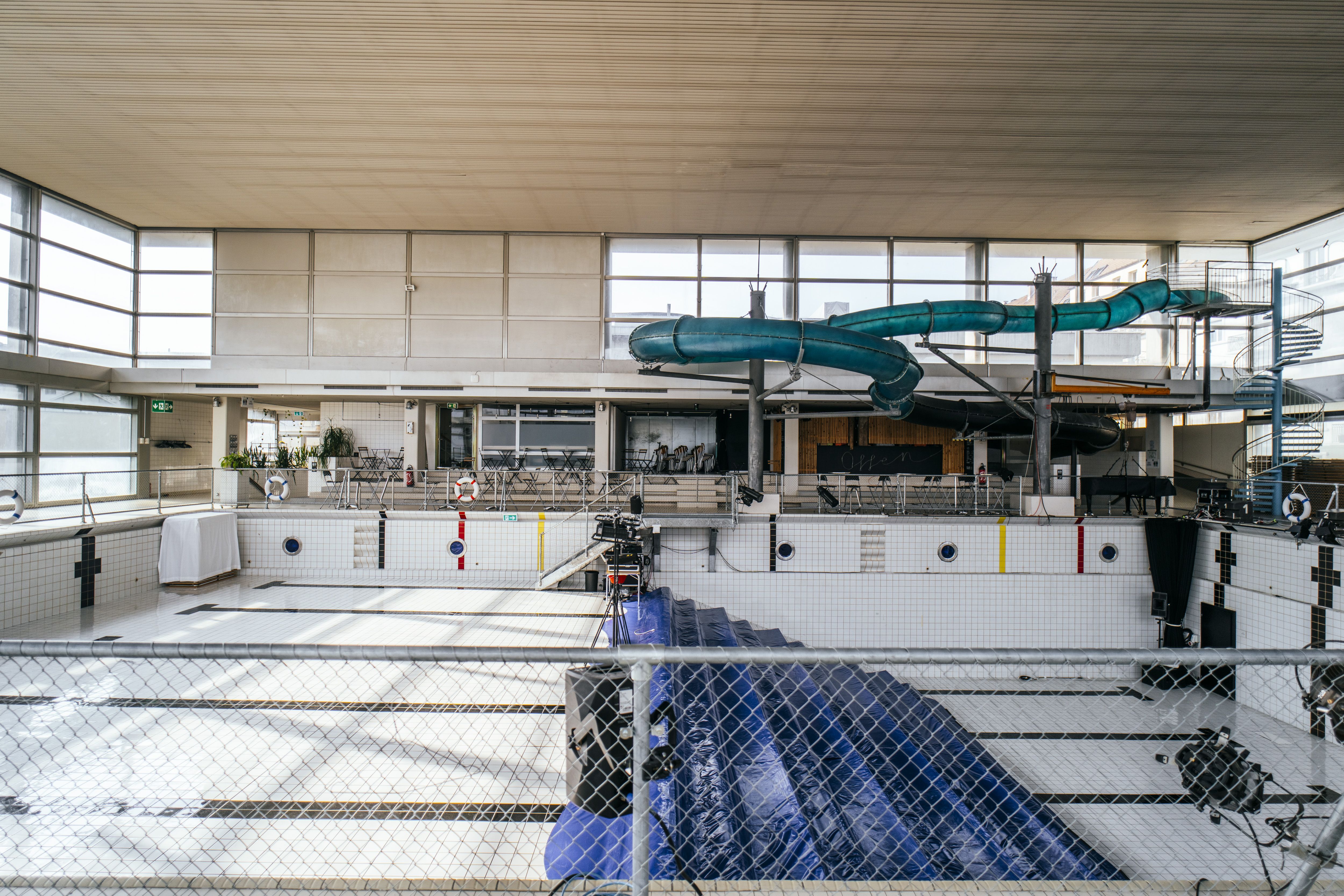 Der Neubad Pool Seitenansicht, Rechts sieht man gut die Sitzwelle und die Rutschbahn.