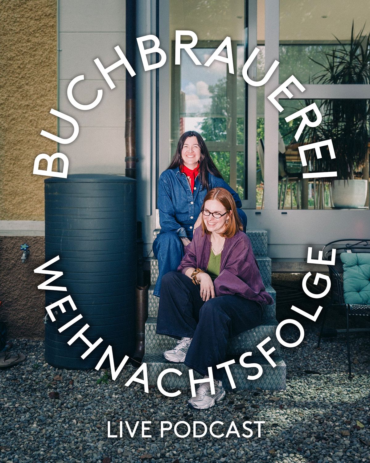 Eine Fotografie von zwei frauen auf einer kleinen Treppe. Der Schriftzug "Buchbrauerei, Weihnachtsfolge, Live podcast" ist über dem Foto oval angelegt.